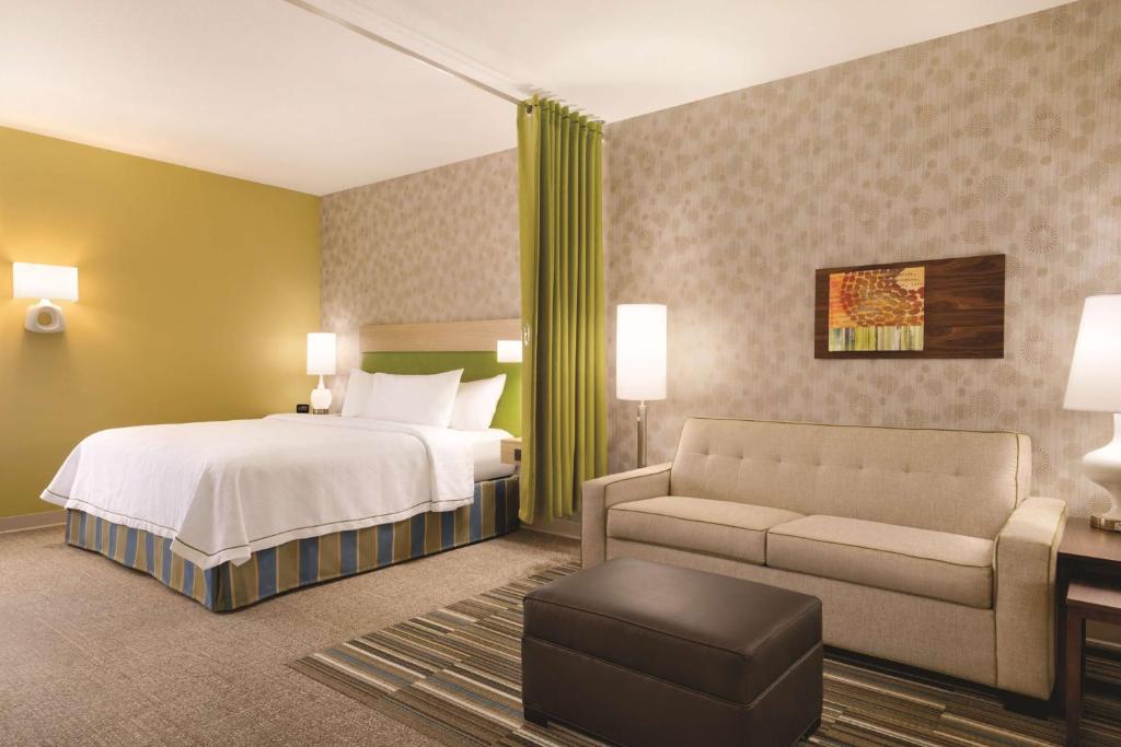 Home2 Suites by Hilton Columbus Dublin Ohio - room with bed and couch