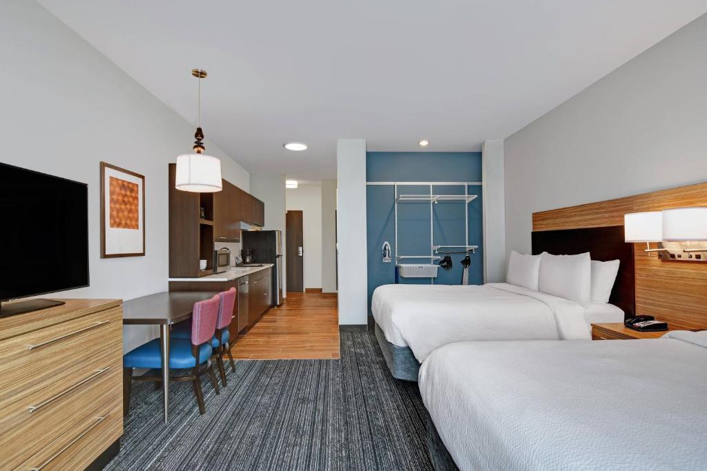 Room with two beds at the TownePlace Suites by Marriott Columbus Dublin Ohio